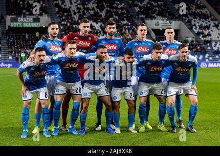 Reggio Emilia, Italia. 22 dicembre, 2019: i giocatori della SSC Napoli posano per una foto del team prima della serie di una partita di calcio tra noi Sassuolo e SSC Napoli. SSC Napoli ha vinto 2-1 sopra di noi di Sassuolo. Credito: Nicolò Campo/Alamy Live News Foto Stock