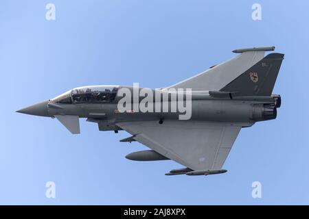 Royal Air Force (RAF) Eurofighter EF-2000 Typhoon T.3 jet trainer aeromobile ZJ813 dal No.29(R) Squadron tornando a RAF Coningsby. Foto Stock