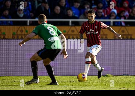 Bergamo, Italia. 22 Dicembre 2019: Suso (R) di AC Milano in azione durante la serie di una partita di calcio tra Atalanta BC e AC Milan. Atalanta BC ha vinto 5-0 su AC Milan. Credito: Nicolò Campo/Alamy Live News Foto Stock