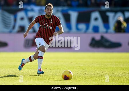 Bergamo, Italia. 22 Dicembre 2019: Hakan Calhanoglu del Milan in azione durante la serie di una partita di calcio tra Atalanta BC e AC Milan. Atalanta BC ha vinto 5-0 su AC Milan. Credito: Nicolò Campo/Alamy Live News Foto Stock