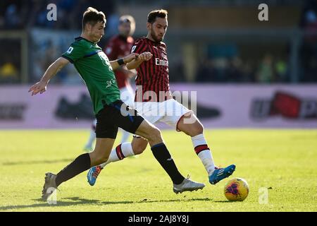 Bergamo, Italia. 22 Dicembre 2019: Marten de Roon (L) di Atalanta BC compete per la sfera con Hakan Calhanoglu del Milan durante la serie di una partita di calcio tra Atalanta BC e AC Milan. Atalanta BC ha vinto 5-0 su AC Milan. Credito: Nicolò Campo/Alamy Live News Foto Stock