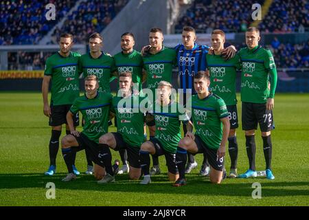 Bergamo, Italia. 22 dicembre, 2019: i giocatori di Atalanta BC posano per una foto del team prima della serie di una partita di calcio tra Atalanta BC e AC Milan. Atalanta BC ha vinto 5-0 su AC Milan. Credito: Nicolò Campo/Alamy Live News Foto Stock