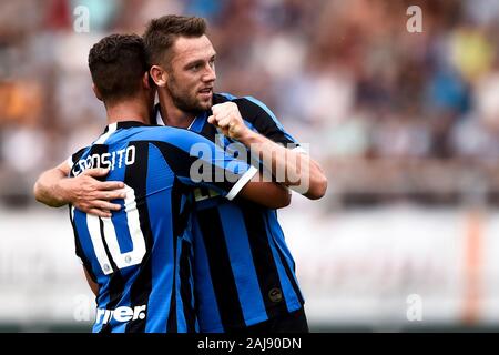 Lugano, Svizzera. 14 Luglio 2019: Stefan De Vrij (R) di FC Internazionale celebra dopo un goal (più tardi non consentito dal VAR) con Sebastiano Esposito di FC Internazionale durante la pre-stagione amichevole partita di calcio tra FC Lugano e FC Internazionale. FC Internazionale ha vinto 2-1 su FC Lugano. Credito: Nicolò Campo/Alamy vivere nuove Foto Stock