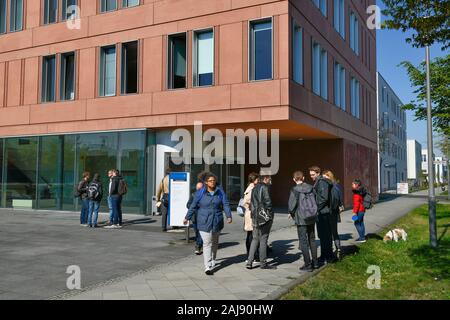 Walter-Nernst-Haus (Lehrraumgebäude Physik und Chemie), Humboldt-Universität, Newtonstraße, Adlershof, Treptow-Köpenick, Berlino, Deutschland Foto Stock