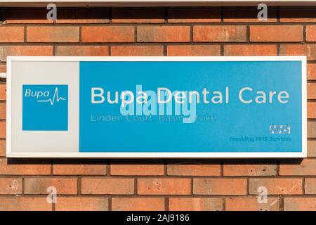 Bupa cure dentarie firmare al di fuori di un dentista, REGNO UNITO Foto Stock