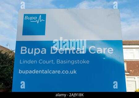 Bupa cure dentarie firmare al di fuori di un dentista, REGNO UNITO Foto Stock