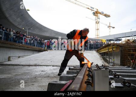 Stuttgart, Germania. 03 gen, 2020. Un dipendente di Stuttgarter Straßenbahnen AG (SSB) dimostra la saldatura della rampa durante il 'Apri sito in costruzione giorni 2020' di Stuttgart 21 (S21) progetto ferroviario. Per tre giorni i visitatori possono visualizzare la Stuttgart 21 Sito in costruzione attorno alla stazione principale. Credito: Sebastian Gollnow/dpa/Alamy Live News Foto Stock