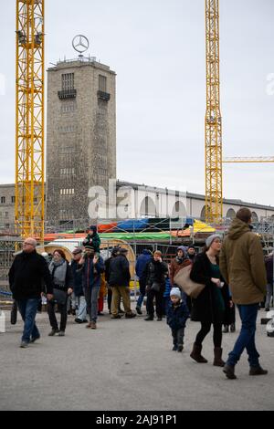 Stuttgart, Germania. 03 gen, 2020. I visitatori a piedi intorno al sito in costruzione durante il 'Apri sito in costruzione giorni 2020' di Stuttgart 21 (S21) progetto ferroviario. Per tre giorni i visitatori possono visualizzare la Stuttgart 21 Sito in costruzione attorno alla stazione principale. Credito: Sebastian Gollnow/dpa/Alamy Live News Foto Stock