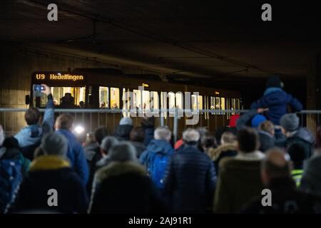 Stuttgart, Germania. 03 gen, 2020. Durante la "Open Days 2020" di Stuttgart 21 (S21) progetto ferroviario, una metropolitana corre attraverso un tunnel nei pressi della 'Staatsgalerie' stazione, davanti al quale i visitatori stand. Per tre giorni i visitatori possono visualizzare la Stuttgart 21 Sito in costruzione attorno alla stazione principale. Credito: Sebastian Gollnow/dpa/Alamy Live News Foto Stock