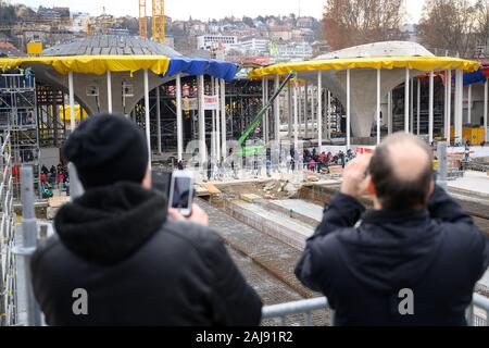 Stuttgart, Germania. 03 gen, 2020. Due visitatori scattare foto del sito in costruzione durante il 'Apri sito in costruzione giorni 2020' di Stuttgart 21 (S21) progetto ferroviario. Per tre giorni i visitatori possono visualizzare la Stuttgart 21 Sito in costruzione attorno alla stazione principale. Credito: Sebastian Gollnow/dpa/Alamy Live News Foto Stock