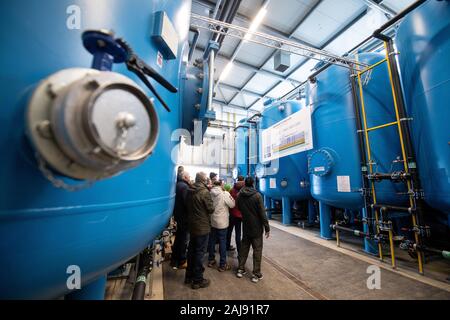 Stuttgart, Germania. 03 gen, 2020. Durante il "Sito in costruzione Open Days 2020" di Stuttgart 21 (S21) progetto ferroviario, i visitatori potranno prendere uno sguardo alla costruzione del sito per la gestione delle acque sotterranee. Per tre giorni i visitatori possono visualizzare la Stuttgart 21 Sito in costruzione attorno alla stazione principale. Credito: Sebastian Gollnow/dpa/Alamy Live News Foto Stock