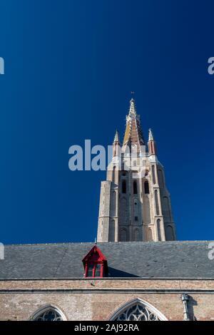 La Chiesa di Nostra Signora a Bruges risale principalmente dal XIII, XIV e XV secolo. La sua torre rimane l'edificio più alto della città e il seco Foto Stock