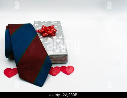 Argento Confezione regalo, tie, cuore rosso, isolato su sfondo bianco. Felice giorno padri concetto. Foto Stock
