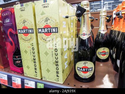 Samara, Russia - 29 dicembre 2019: imbottigliamento di bevande alcoliche Martini pronti per la vendita sul ripiano in superstore Foto Stock