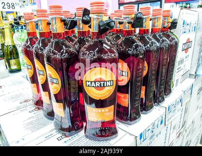 Samara, Russia - 29 dicembre 2019: imbottigliamento di bevande alcoliche Martini pronti per la vendita sul ripiano in superstore Foto Stock