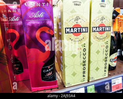 Samara, Russia - 29 dicembre 2019: imbottigliamento di bevande alcoliche Martini pronti per la vendita sul ripiano in superstore Foto Stock