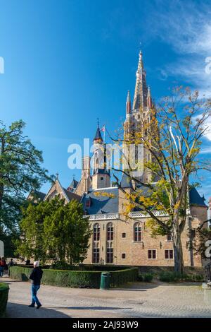 La Chiesa di Nostra Signora a Bruges risale principalmente dal XIII, XIV e XV secolo. La sua torre rimane l'edificio più alto della città e il seco Foto Stock