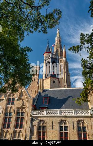 La Chiesa di Nostra Signora a Bruges risale principalmente dal XIII, XIV e XV secolo. La sua torre rimane l'edificio più alto della città e il seco Foto Stock