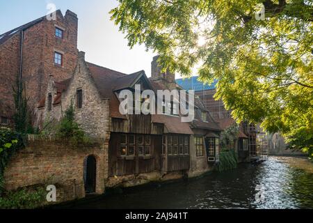 Bruges è la capitale e la città più grande della provincia della Fiandre Occidentale. Il centro storico della città è un importante sito Patrimonio Mondiale dell'UNESCO. Foto Stock