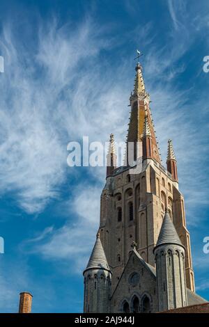 La Chiesa di Nostra Signora a Bruges risale principalmente dal XIII, XIV e XV secolo. La sua torre rimane l'edificio più alto della città e il seco Foto Stock