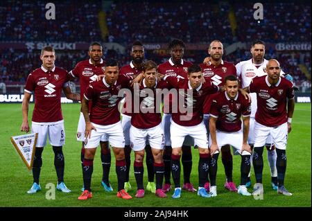 Torino, Italia. 8 agosto 2019: i giocatori di Torino FC posano per una foto del team prima della UEFA Europa League terzo turno di qualificazione partita di calcio tra Torino FC ed FC Shakhtyor Soligorsk. Torino FC ha vinto 5-0 su FC Shakhtyor Soligorsk. Credito: Nicolò Campo/Alamy Live News Foto Stock