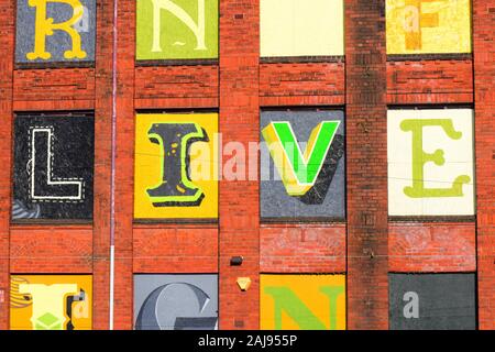 Giant live scritte sulla costruzione a Leeds Yorkshire Regno Unito Foto Stock