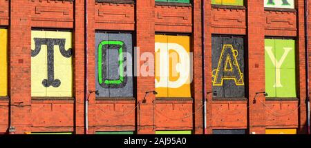 Oggi gigante scritte sulla costruzione a Leeds Yorkshire Regno Unito Foto Stock