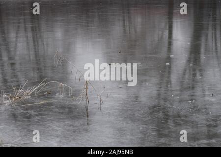 Valori ingannevoli di spessore di ghiaccio su un lago Foto Stock