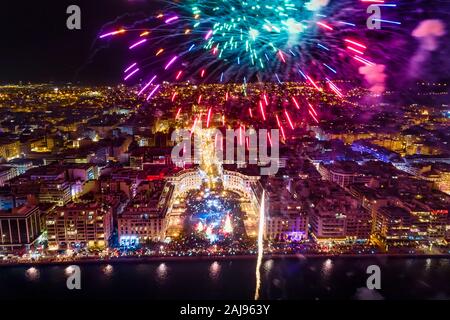 Vista aerea di Piazza Aristotelous a Salonicco in Grecia settentrionale durante il nuovo anno 2020 celebrazioni con la fantastica multi-colore di fuochi d'artificio Foto Stock