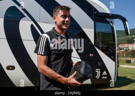 Villar Perosa, Torino, Italia. 14 Agosto 2019: Paulo Dybala della Juventus FC arriva prima la pre-stagione amichevole tra Juventus e la Juventus U19. La Juventus ha vinto 3-1 oltre la Juventus U19. Credito: Nicolò Campo/Alamy Live News Foto Stock