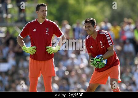 Villar Perosa, Torino, Italia. 14 Agosto 2019: Wojciech Szczesny (L) e Gianluigi Buffon della Juventus FC in azione durante il warm up prima che la pre-stagione amichevole tra Juventus e la Juventus U19. La Juventus ha vinto 3-1 oltre la Juventus U19. Credito: Nicolò Campo/Alamy Live News Foto Stock