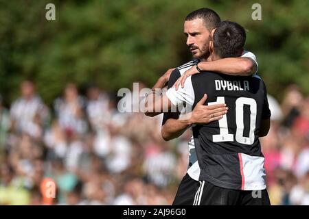 Villar Perosa, Torino, Italia. 14 Agosto 2019: Paulo Dybala della Juventus FC festeggia con Leonardo Bonucci dopo aver segnato il gol di apertura durante la pre-stagione amichevole tra Juventus e la Juventus U19. La Juventus ha vinto 3-1 oltre la Juventus U19. Credito: Nicolò Campo/Alamy Live News Foto Stock