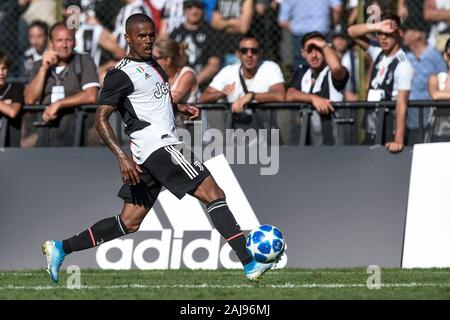 Villar Perosa, Torino, Italia. 14 Agosto 2019: Douglas Costa della Juventus FC in azione durante la pre-stagione amichevole tra Juventus e la Juventus U19. La Juventus ha vinto 3-1 oltre la Juventus U19. Credito: Nicolò Campo/Alamy Live News Foto Stock