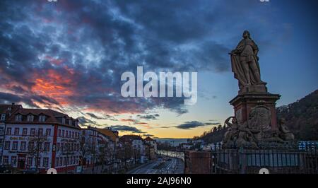 Karl-Theodor-monumento a Heidelberger Ponte Vecchio, Alte Brücke, Heidelberg, Baden-Wuerttemberg, Germania Foto Stock