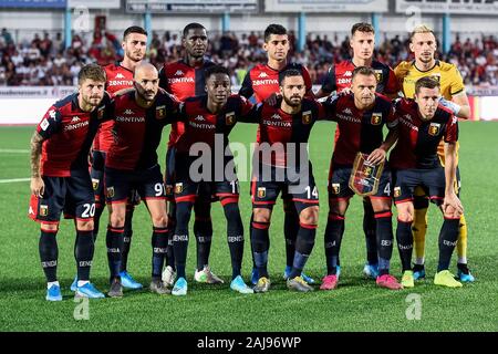 Chiavari, Genova, Italia. 16 Agosto 2019: i giocatori del Genoa CFC posano per una foto del team prima della Coppa Italia partita di calcio tra il Genoa CFC e Imolese Calcio. Genoa CFC ha vinto 4-1 oltre Imolese Calcio. Credito: Nicolò Campo/Alamy Live News Foto Stock