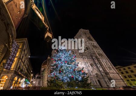 Firenze - facciata del Duomo durante il periodo di Natale Foto Stock