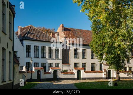 Bruges, Belgio - 5 Ottobre 2018: principesca Beguinage dieci Wijngaerde è il solo conservati beghinaggio di Bruges. Non vi sono più beghine vivere Foto Stock