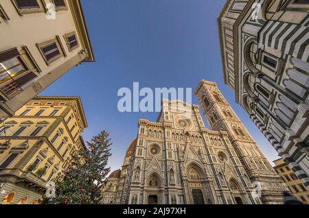 Firenze - facciata del Duomo durante il periodo di Natale Foto Stock