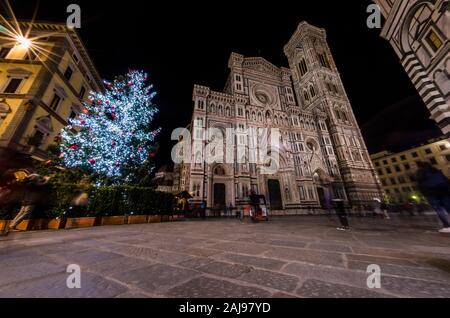 Firenze - facciata del Duomo durante il periodo di Natale Foto Stock