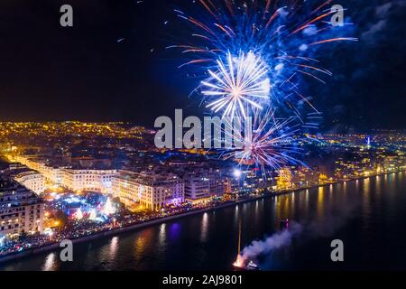 Vista aerea di Piazza Aristotelous a Salonicco in Grecia settentrionale durante il nuovo anno 2020 celebrazioni con la fantastica multi-colore di fuochi d'artificio Foto Stock