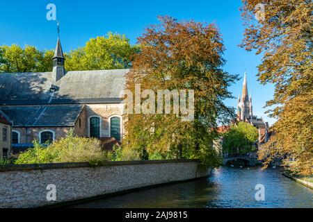 Bruges, Belgio - 5 Ottobre 2018: principesca Beguinage dieci Wijngaerde è il solo conservati beghinaggio di Bruges. Non vi sono più beghine vivere Foto Stock