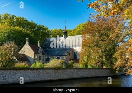 Bruges, Belgio - 5 Ottobre 2018: principesca Beguinage dieci Wijngaerde è il solo conservati beghinaggio di Bruges. Non vi sono più beghine vivere Foto Stock