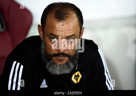 Torino, Italia. 22 Agosto 2019: Nuno Espirito Santo, allenatore di Wolverhampton Wanderers FC, guarda sulla prima della UEFA Europa League playoff partita di calcio tra Torino FC e Wolverhampton Wanderers FC. Wolverhampton Wanderers FC ha vinto 3-2 su Torino FC. Credito: Nicolò Campo/Alamy Live News Foto Stock