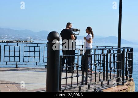 Turisti e Visitatori della bellissima città di Alanya in Turchia prendere selfie e godere della vista dal Castello di Alanya Foto Stock