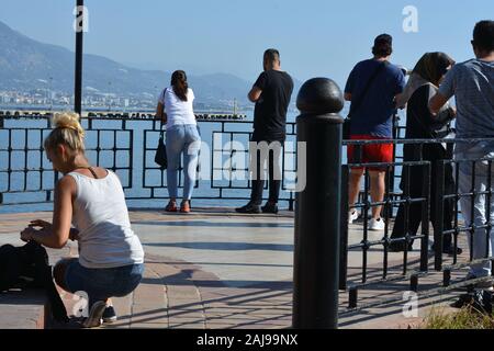 Turisti e Visitatori della bellissima città di Alanya in Turchia prendere selfie e godere della vista dal Castello di Alanya Foto Stock