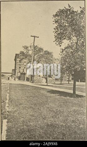 Relazione della Charles Mulford Robinson con riguardo a questioni civiche nella città di Cedar Rapids, Iowa, con raccomandazioni per il miglioramento della città e abbellimento . GREENE SQUARE, guardando verso la terza Avenue sulla rotaia-strada lato.Nota la mancanza di una adeguata delimitazione tra i cingoli e il parco ela necessità di definire meglio l'entrata. V Foto Stock