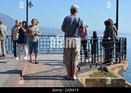 Turisti e Visitatori della bellissima città di Alanya in Turchia prendere selfie e godere della vista dal Castello di Alanya Foto Stock