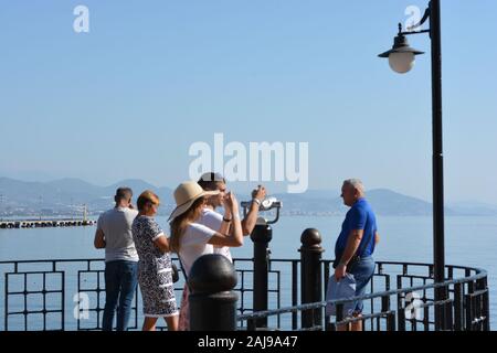 Turisti e Visitatori della bellissima città di Alanya in Turchia prendere selfie e godere della vista dal Castello di Alanya Foto Stock