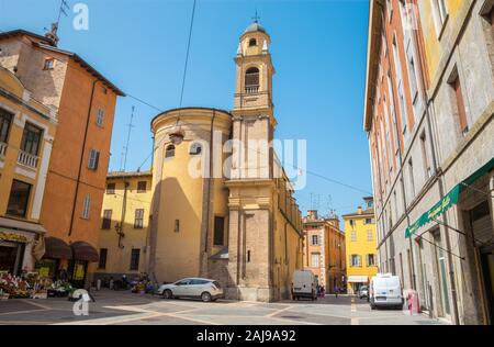 PARMA, Italia - 16 Aprile 2018: la piazza e la chiesa di San Bartolomeo. Foto Stock