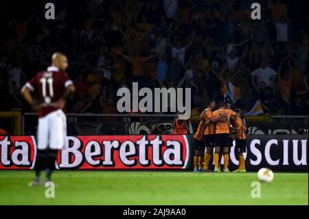 Torino, Italia. 22 Agosto 2019: Raul Jimenez di Wolverhampton Wanderers FC celebra con i suoi compagni di squadra dopo un goal durante la UEFA Europa League playoff partita di calcio tra Torino FC e Wolverhampton Wanderers FC. Wolverhampton Wanderers FC ha vinto 3-2su Torino FC. Credito: Nicolò Campo/Alamy Live News Foto Stock